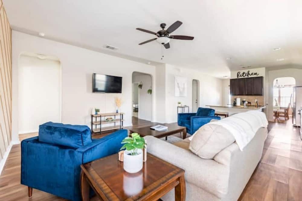 Photo of Livingroom in Medina Valley