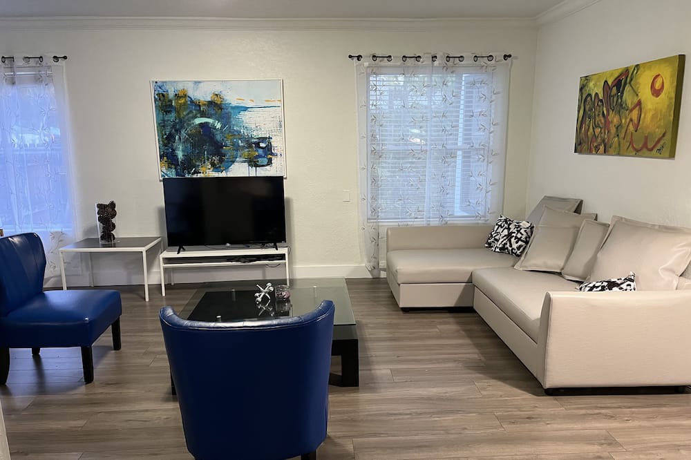Photo of Livingroom in Highland Garden