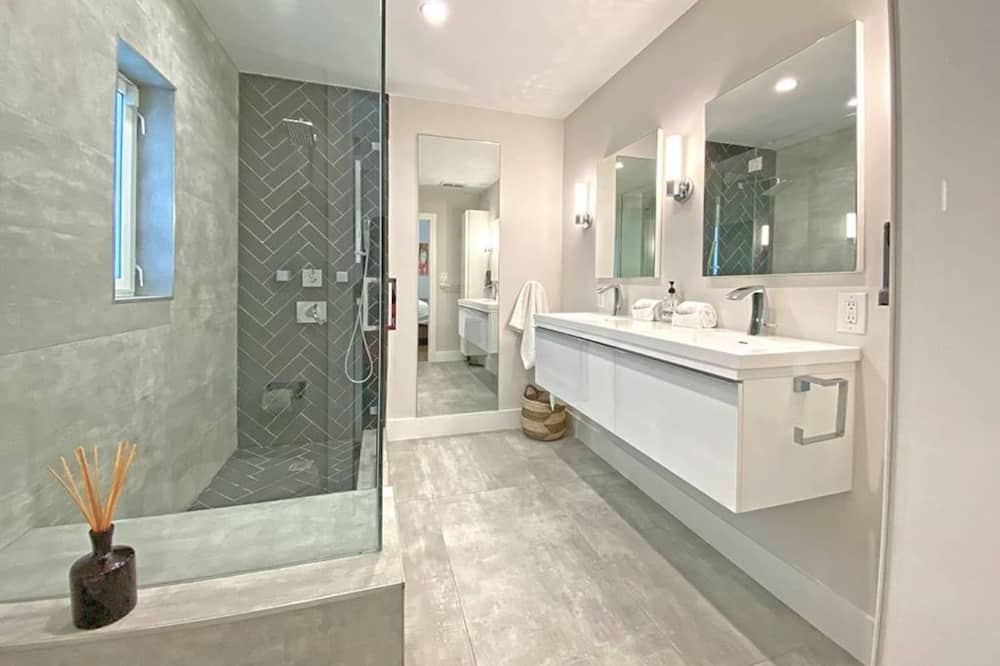 Photo of Bathroom in Victoria Park