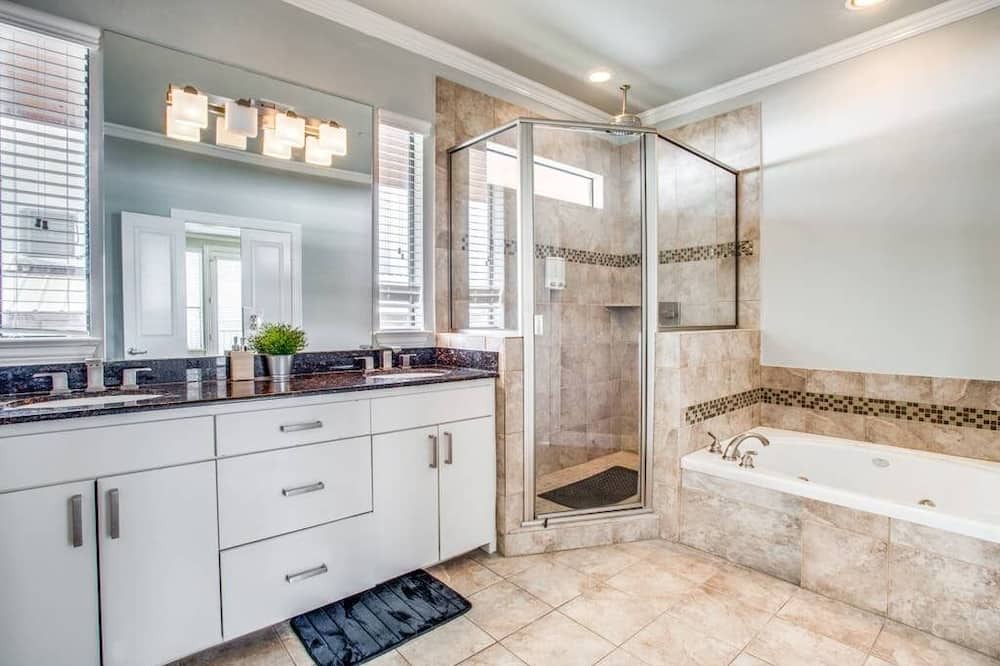 Photo of Bathroom in Oak Lawn