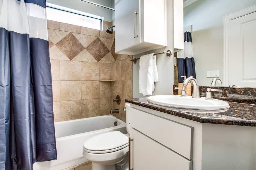 Photo of Bathroom in Oak Lawn