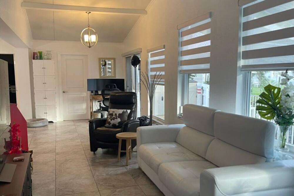 Photo of Livingroom in Pembroke Park