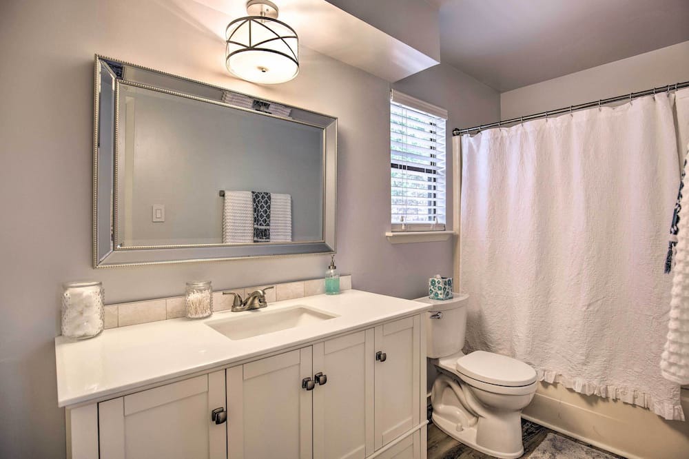 Photo of Bathroom in Pottsboro