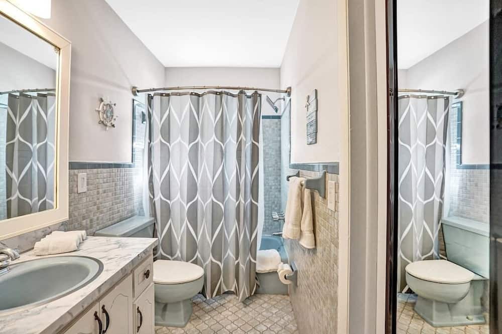 Photo of Bathroom in Victoria Park