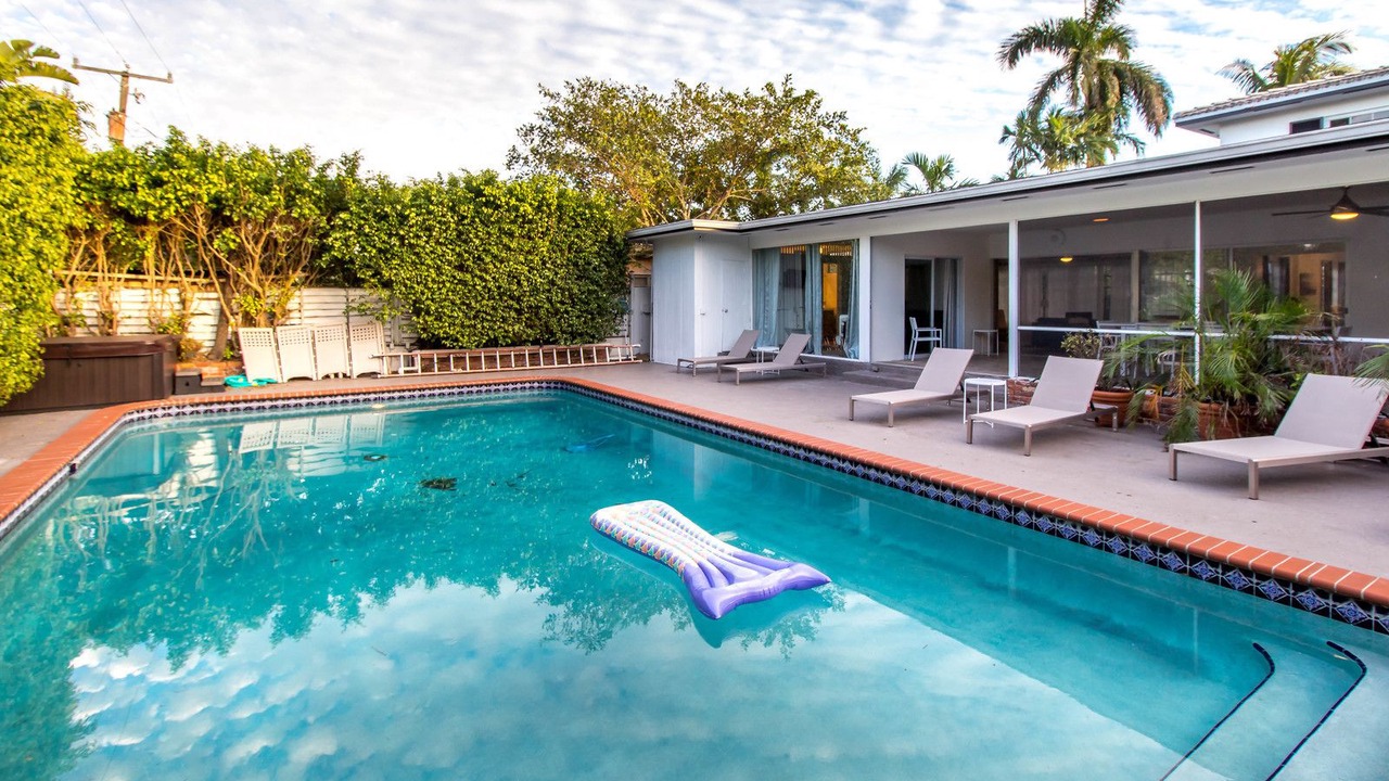 Photo of Outdoor in Hollywood Lakes