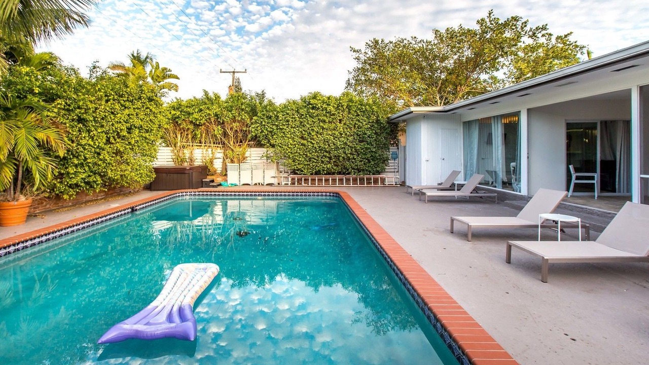 Photo of Outdoor in Hollywood Lakes