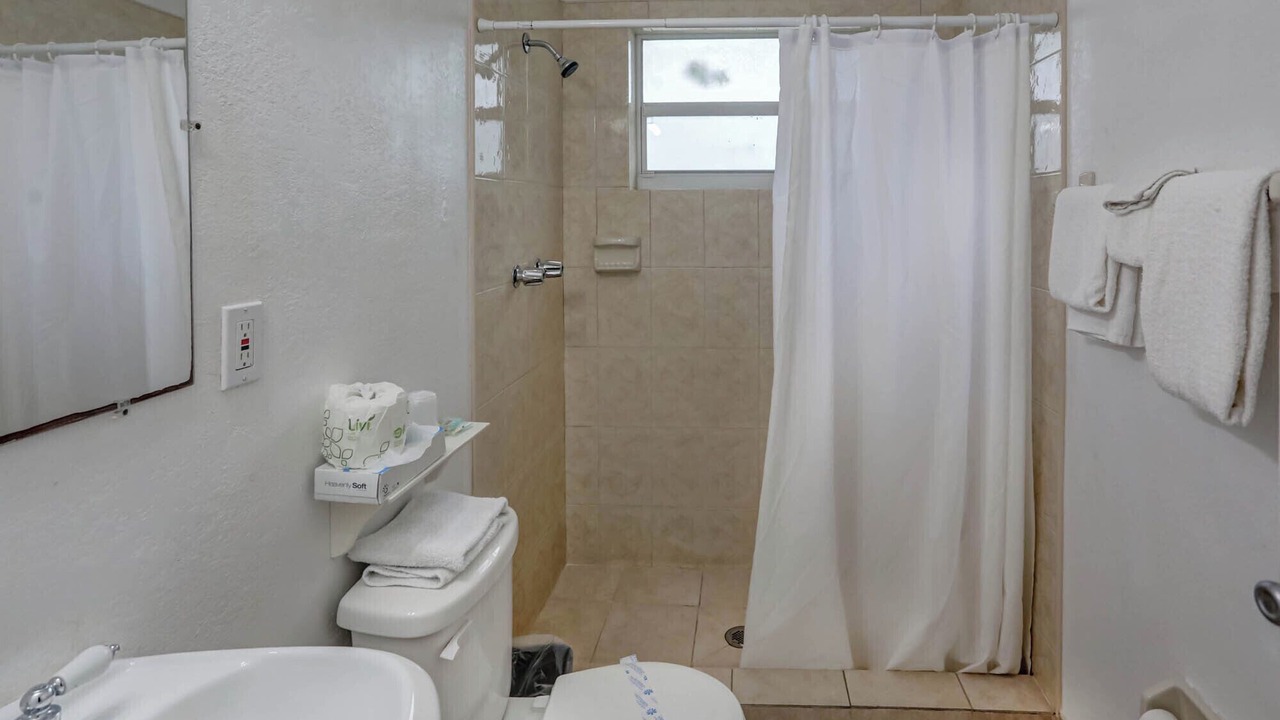 Photo of Bathroom in Hollywood Lakes