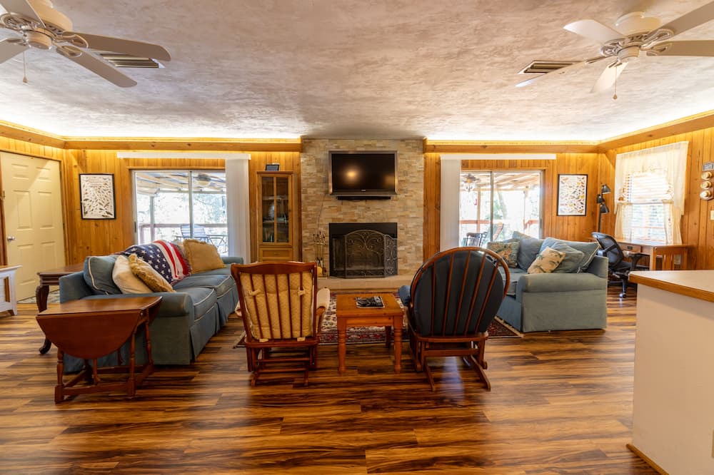 Photo of Livingroom in Bell
