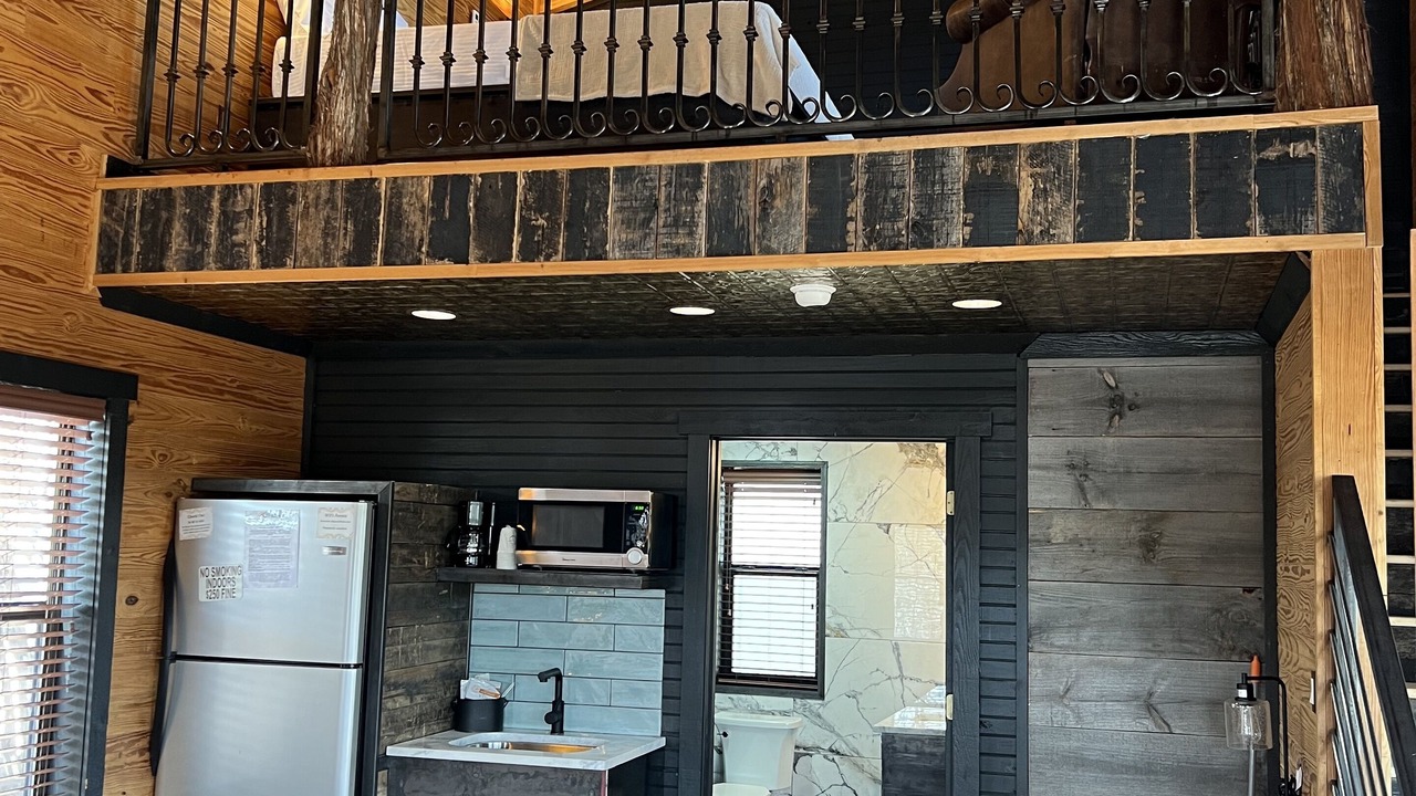 Photo of Buildings in Canyon Lake