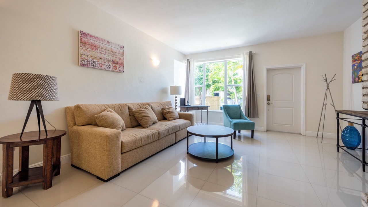 Photo of Livingroom in Lauderdale Beach