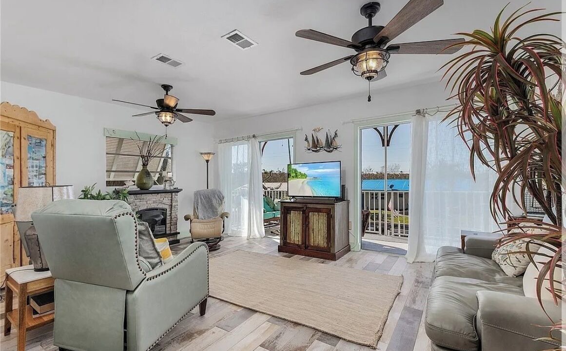 Photo of Livingroom in Bokeelia