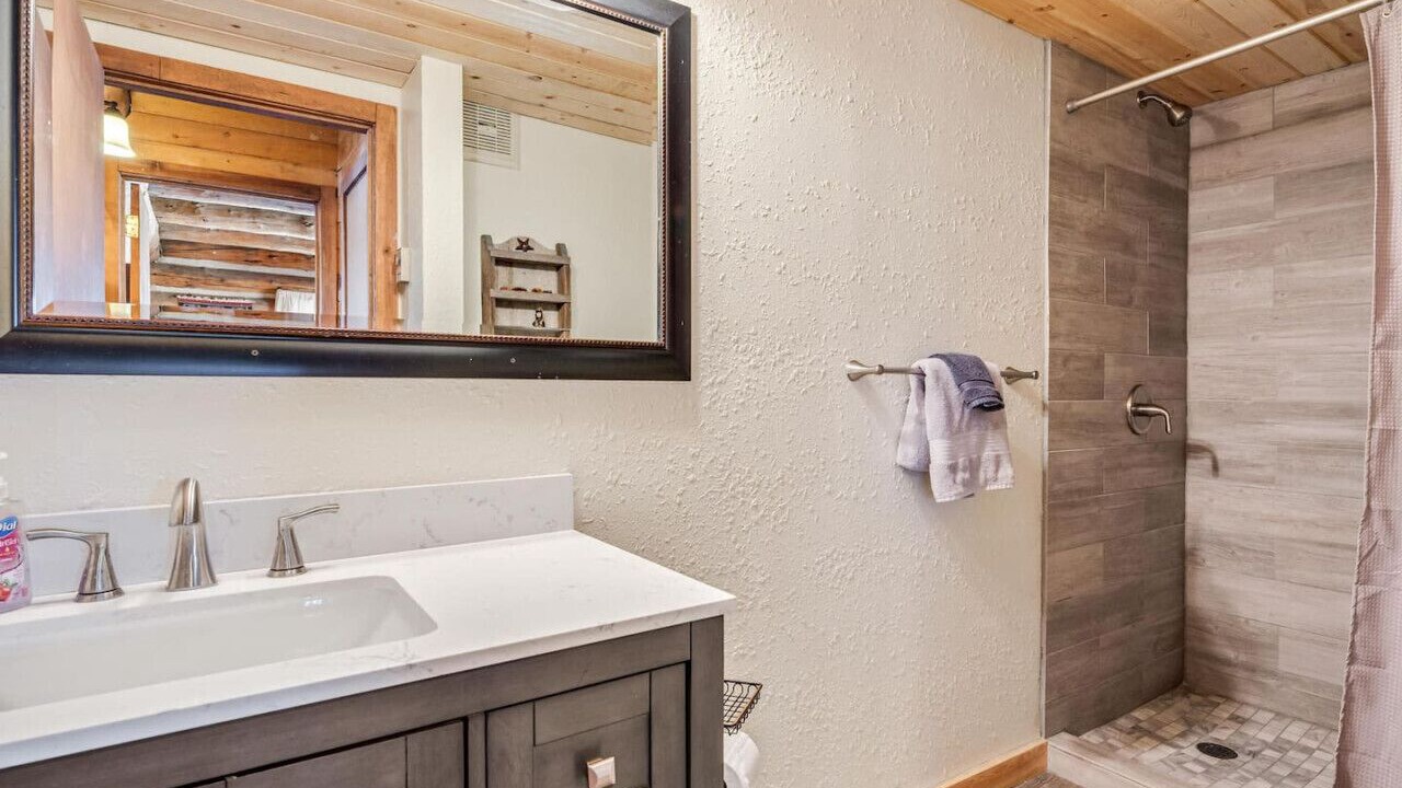 Photo of Bathroom in Stagetop