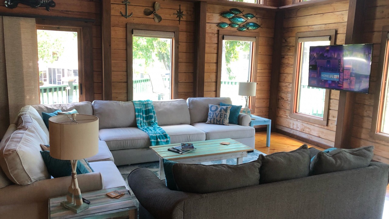 Photo of Livingroom in Weeki Wachee Gardens