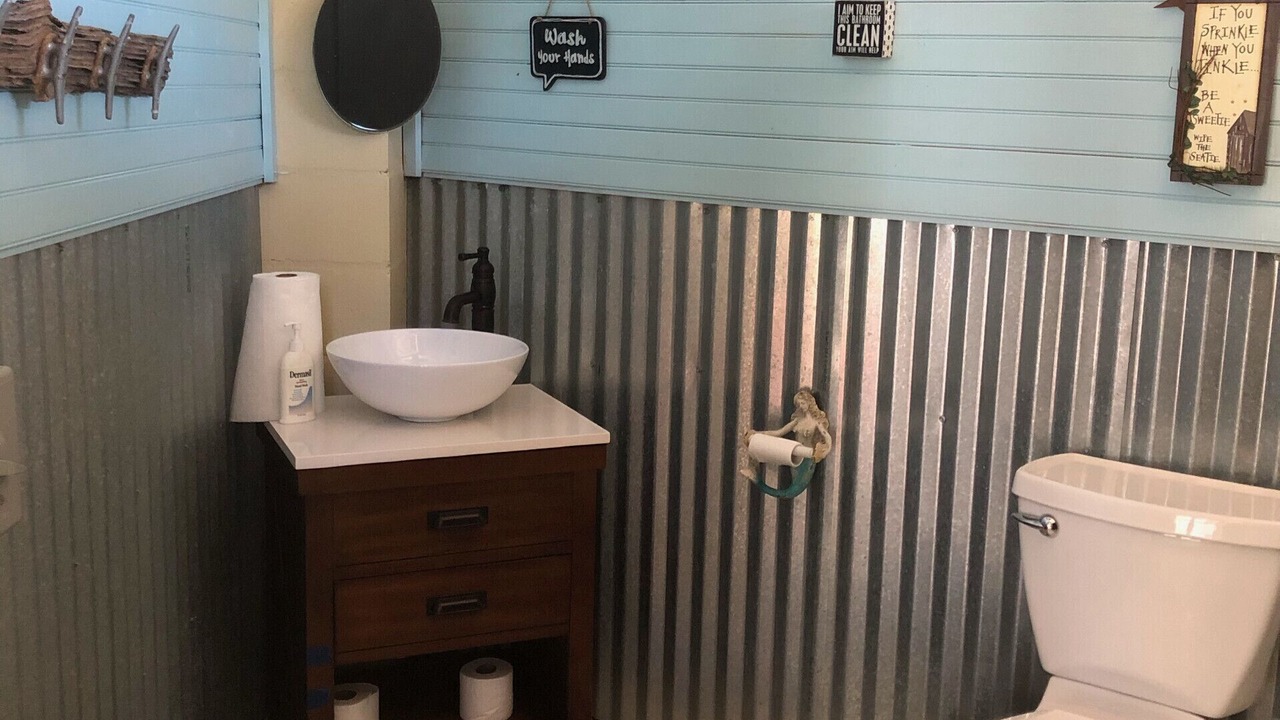 Photo of Bathroom in Weeki Wachee Gardens