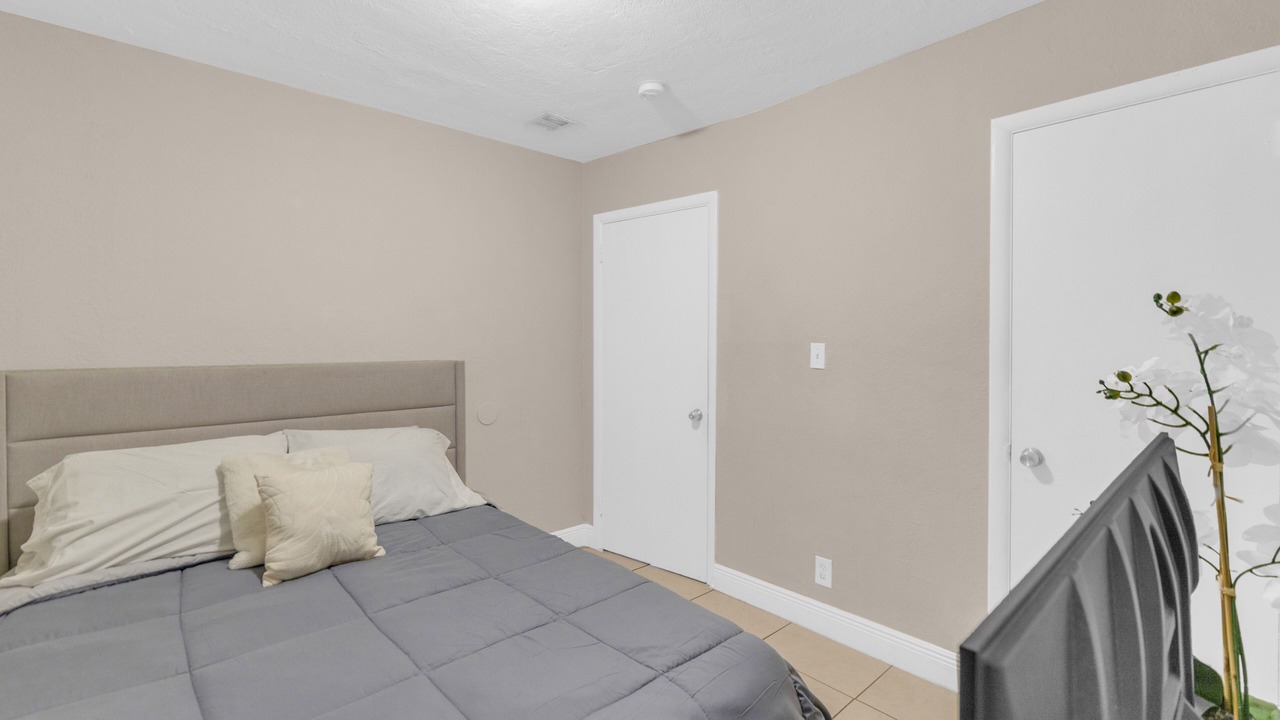 Photo of Bedroom in Lauderdale Lakes