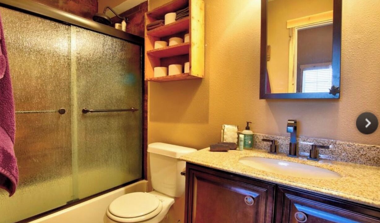 Photo of Bathroom in Stagetop