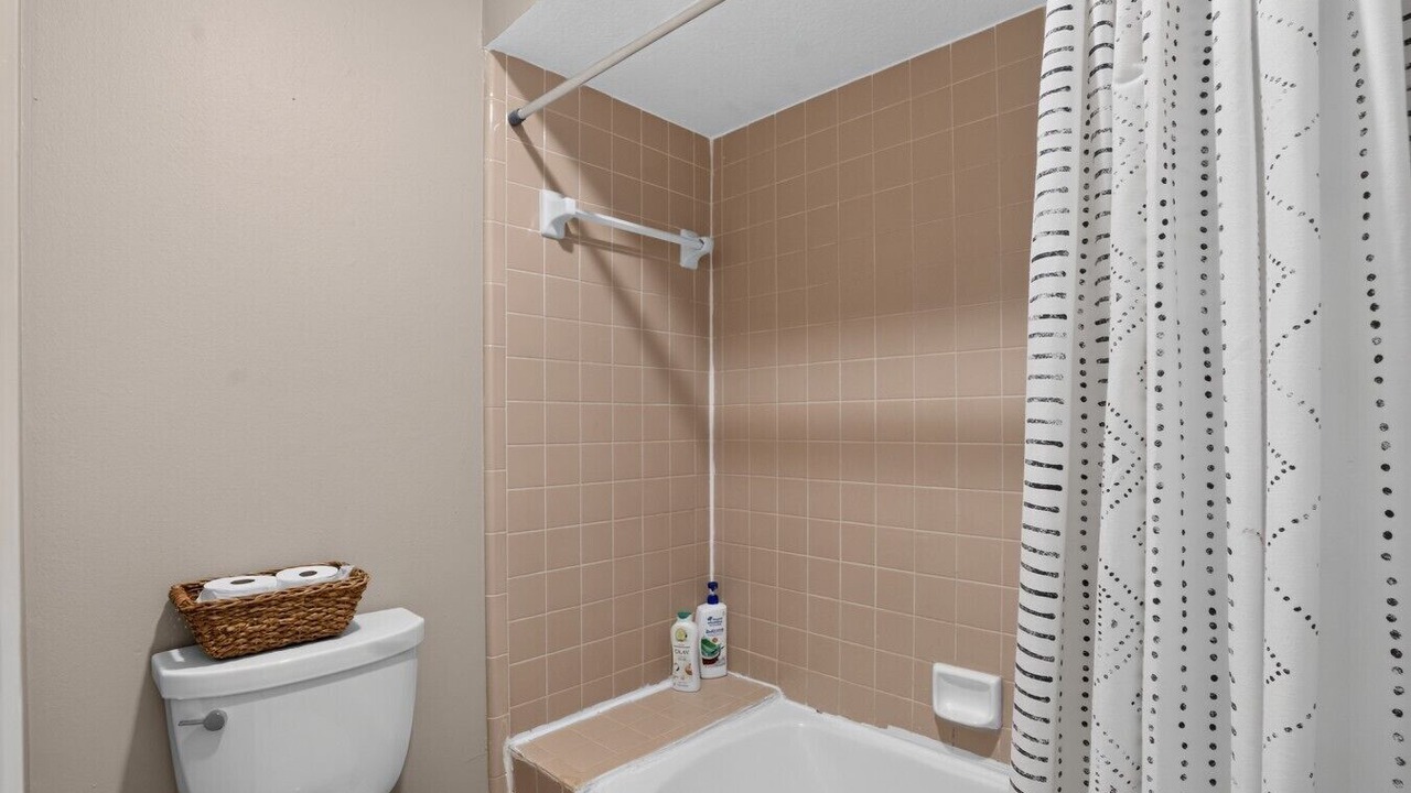 Photo of Bathroom in Wimbledon Falls