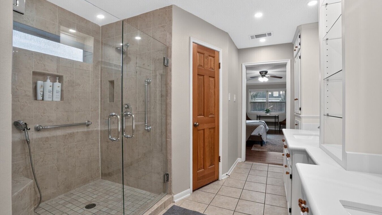 Photo of Bathroom in Wimbledon Falls
