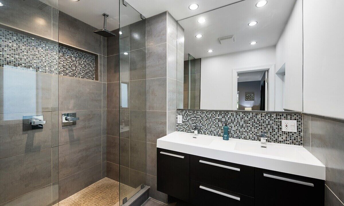 Photo of Bathroom in Poinsettia Heights