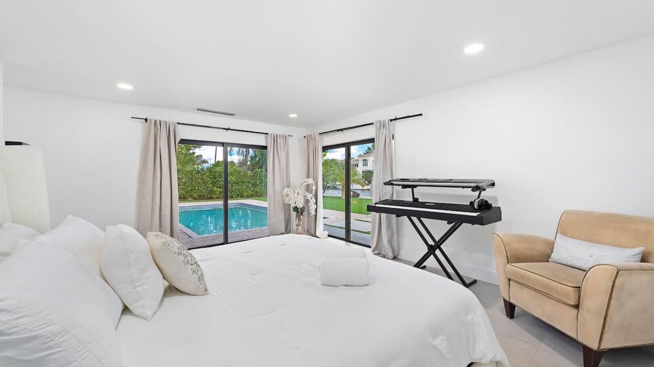 Photo of Bedroom in Hollywood South Central Beach