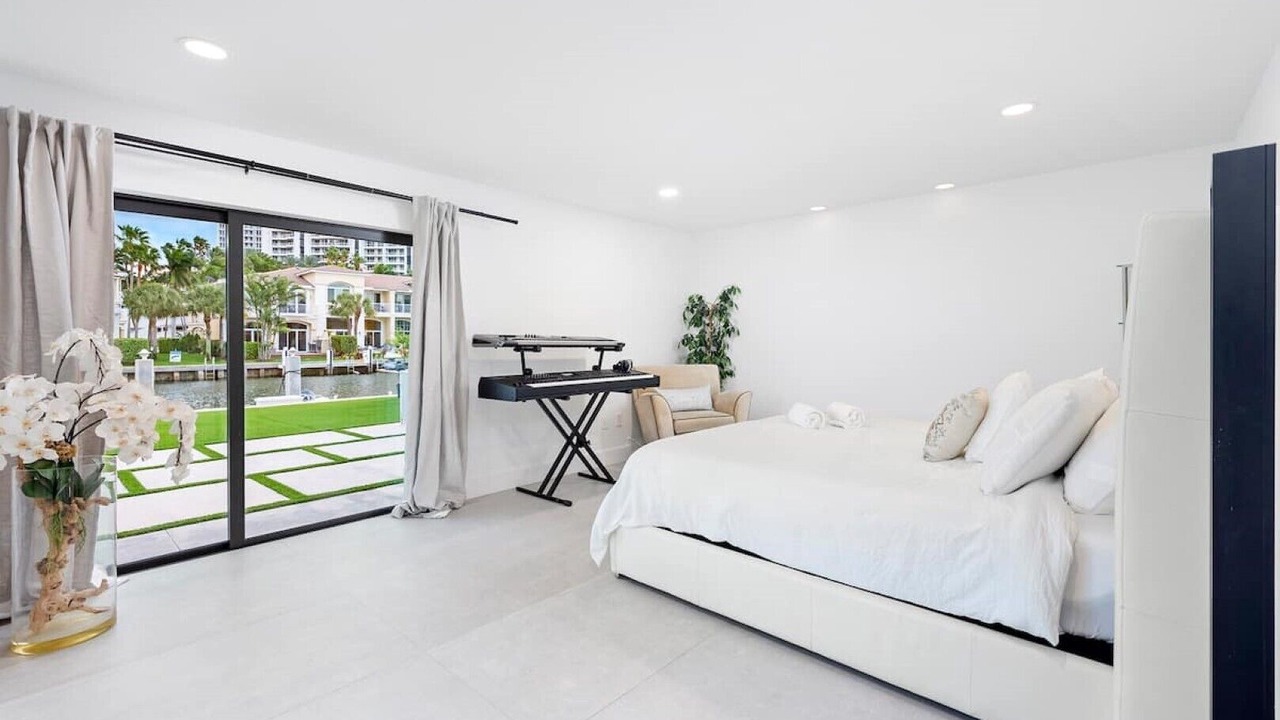 Photo of Bedroom in Hollywood South Central Beach