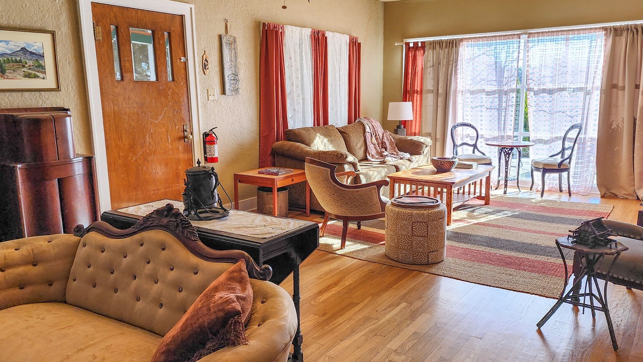 Photo of Livingroom in Truth or Consequences