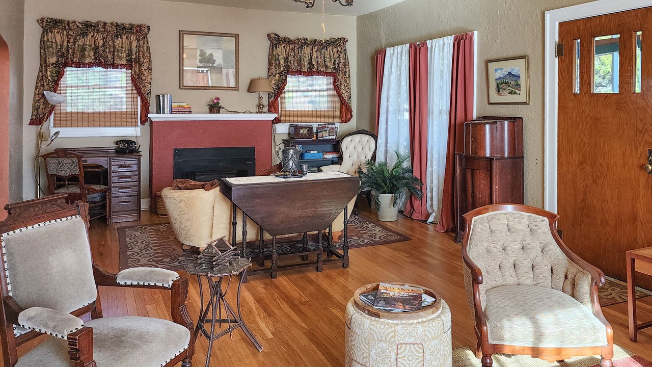 Photo of Livingroom in Truth or Consequences