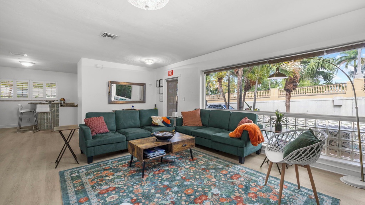 Photo of Livingroom in Hollywood Lakes