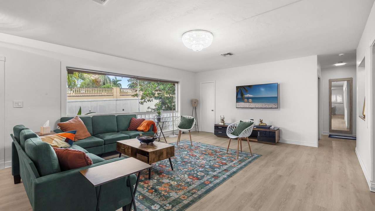Photo of Livingroom in Hollywood Lakes
