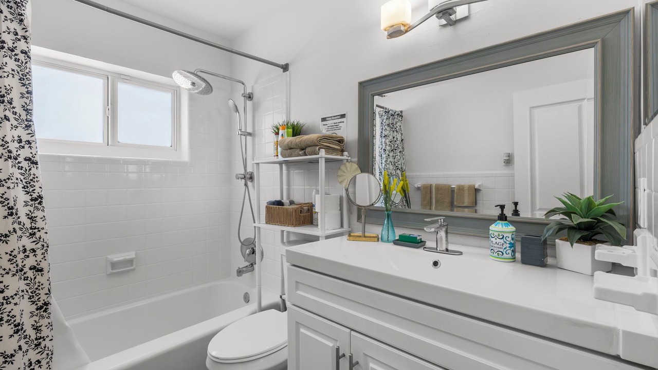 Photo of Bathroom in Hollywood Lakes