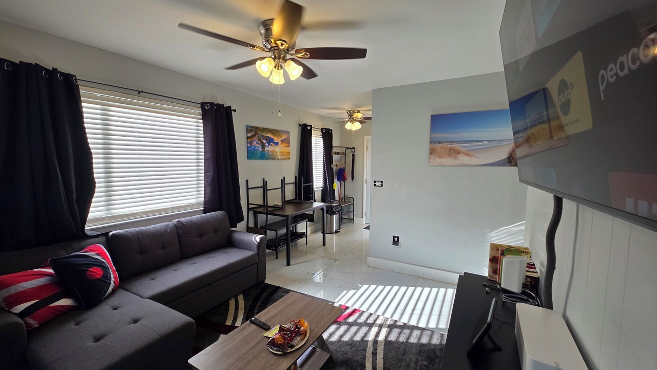 Photo of Livingroom in Lauderhill