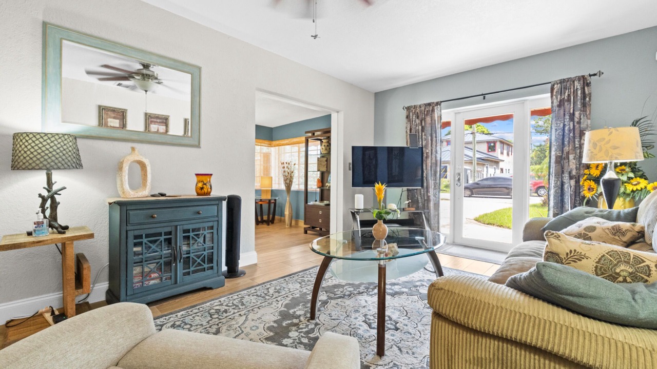 Photo of Livingroom in South Middle River