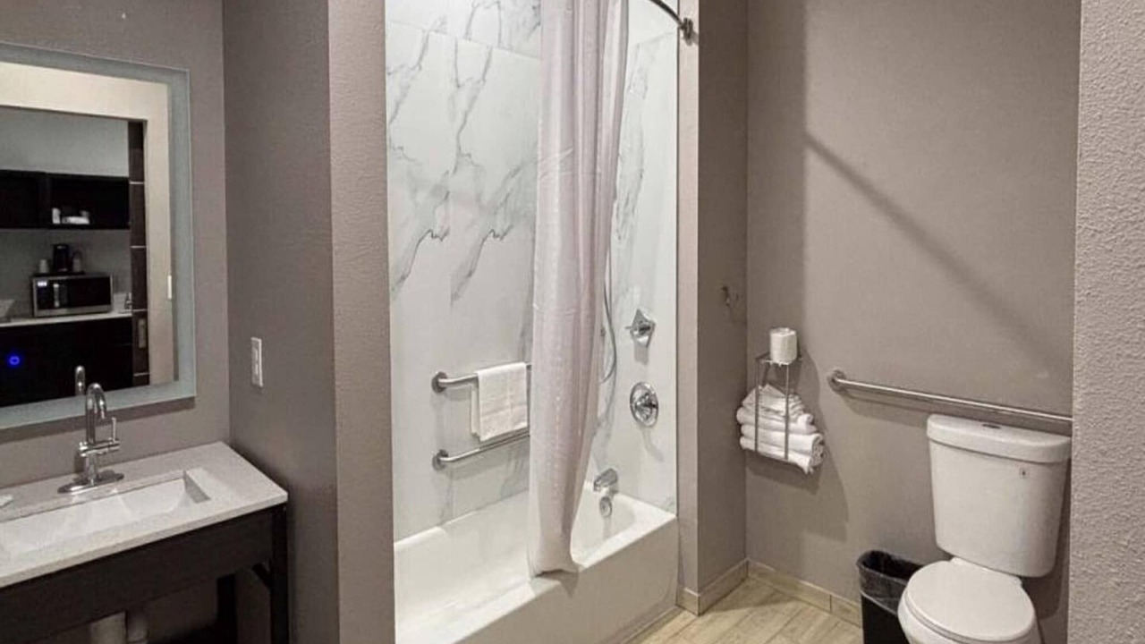 Photo of Bathroom in Buckner Terrace - Everglade Park