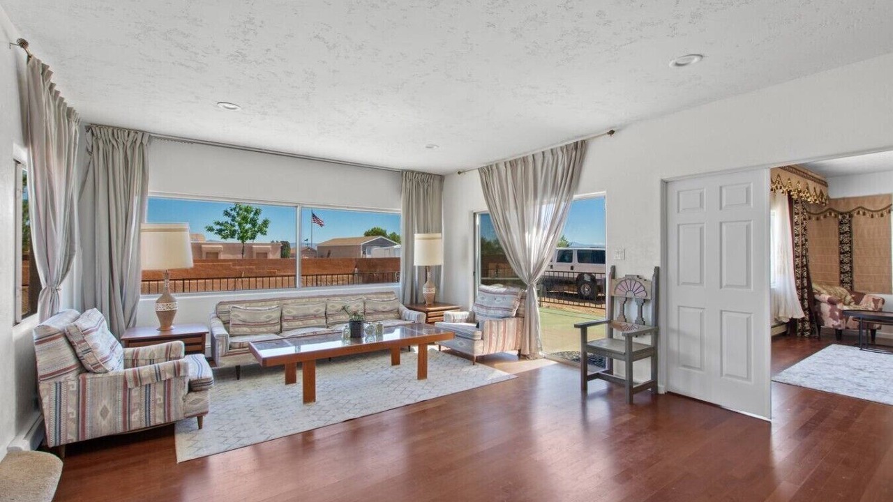 Photo of Livingroom in West Bluff