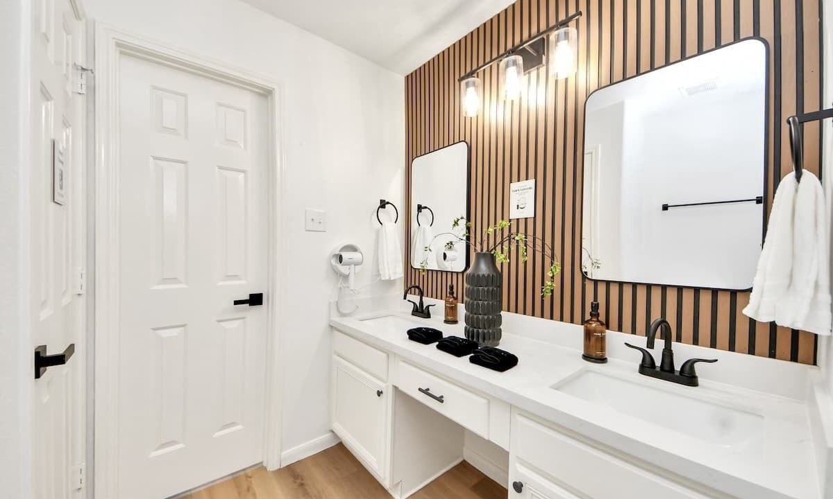 Photo of Bathroom in North Houston Gardens