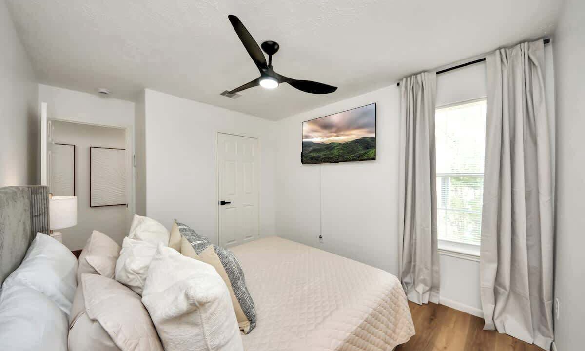 Photo of Bedroom in North Houston Gardens