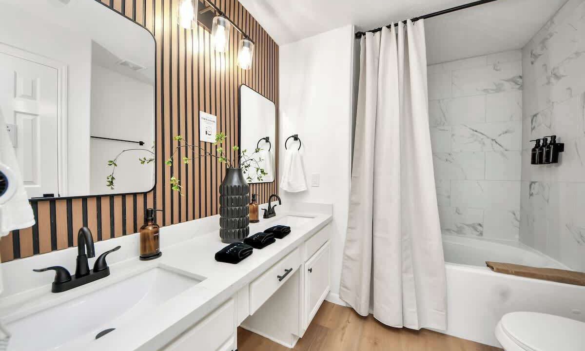 Photo of Bathroom in North Houston Gardens