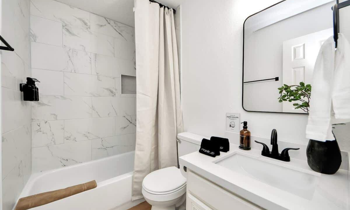 Photo of Bathroom in North Houston Gardens