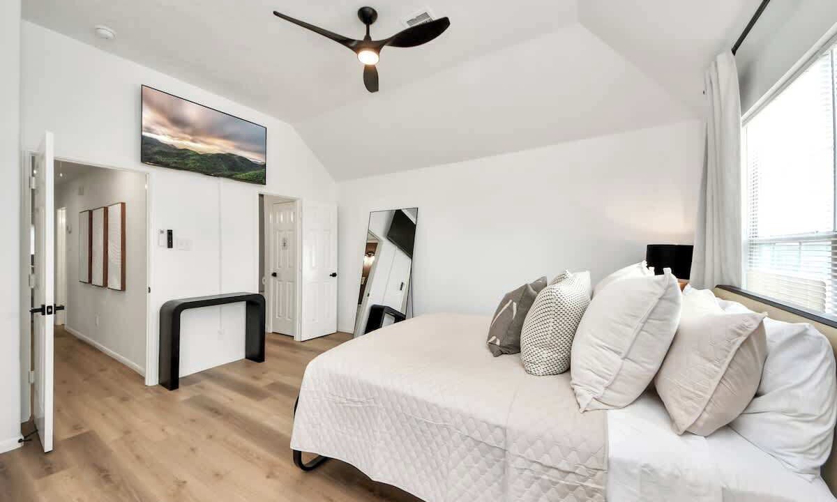 Photo of Bedroom in North Houston Gardens