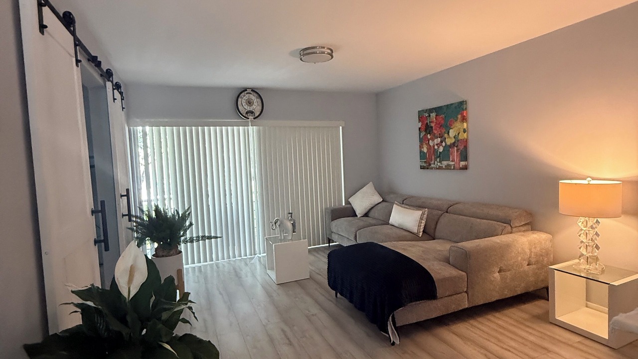 Photo of Livingroom in Inverrary