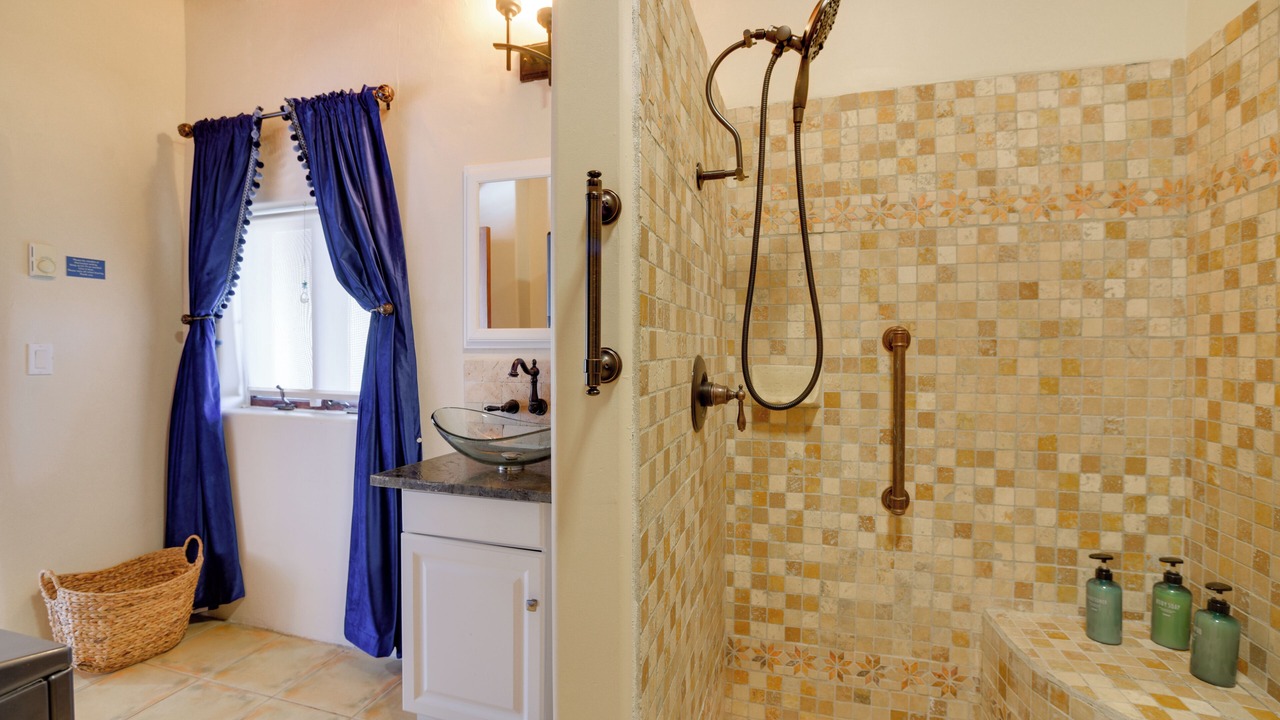 Photo of Bathroom in Canoncito