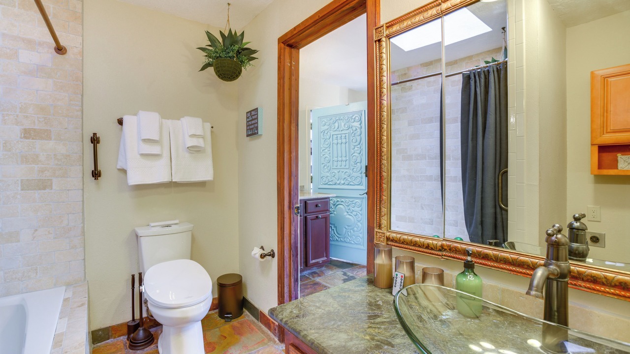 Photo of Bathroom in Canoncito