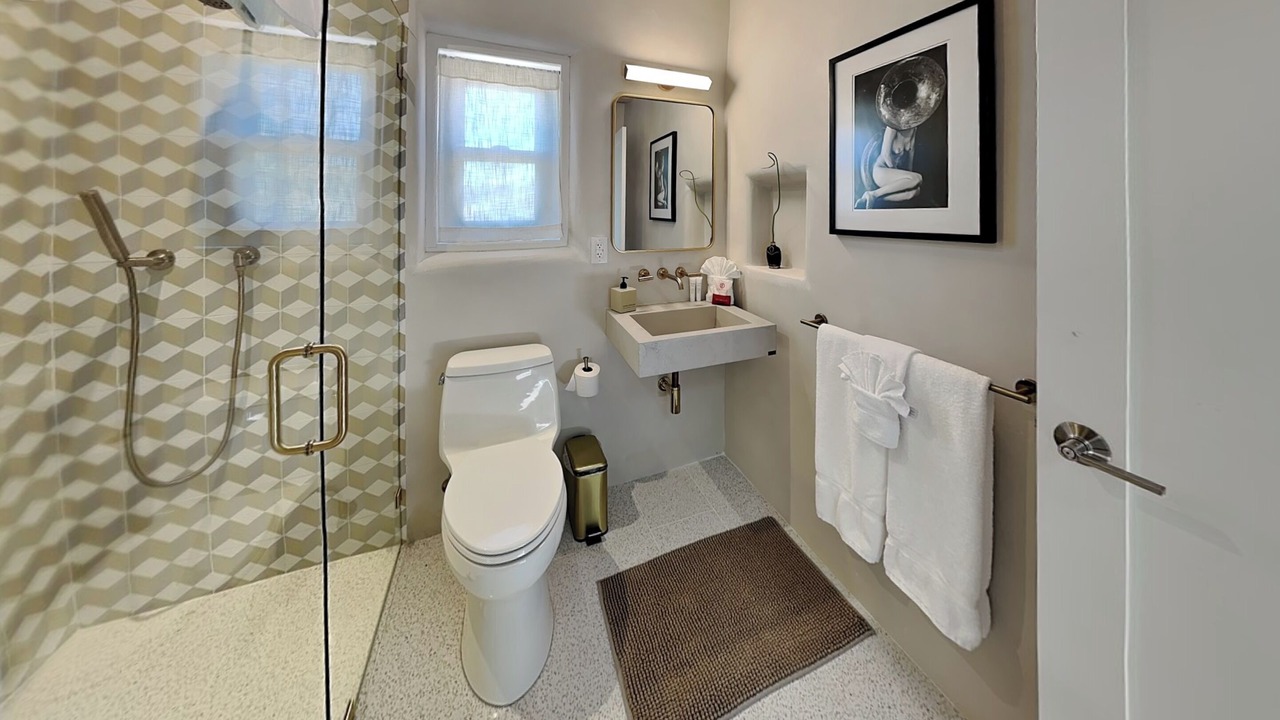 Photo of Bathroom in Canoncito