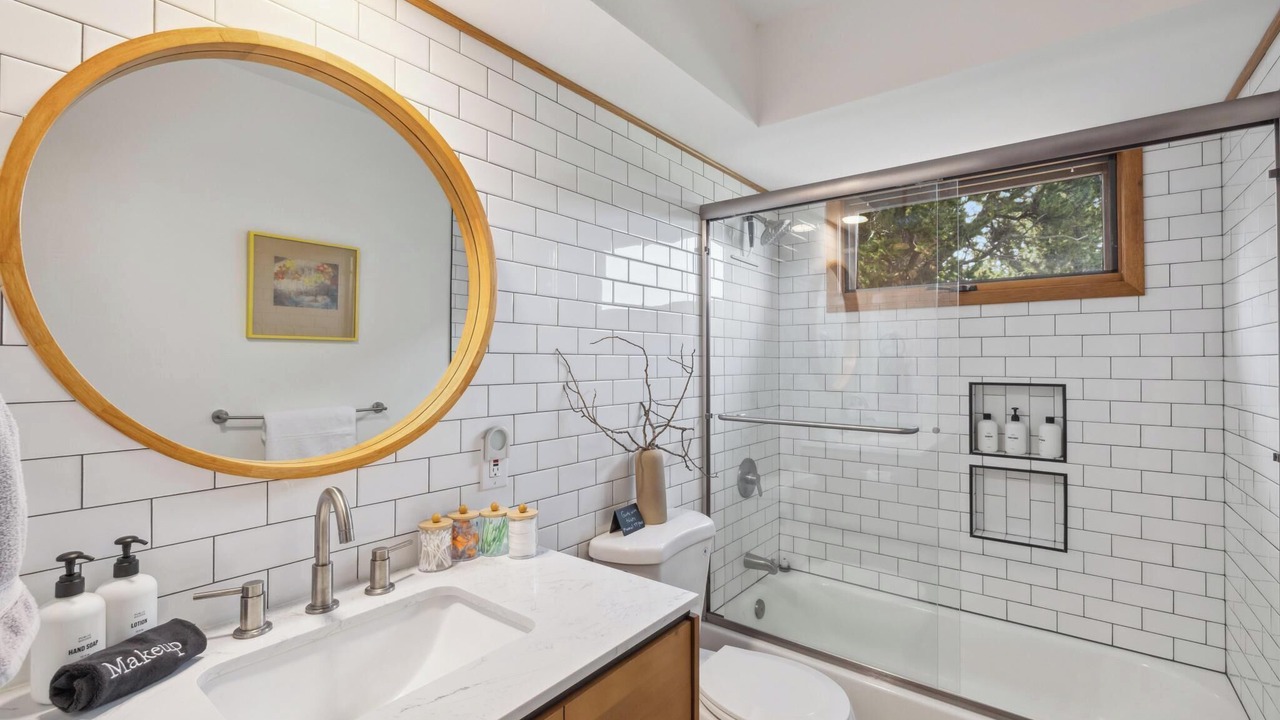 Photo of Bathroom in Stagetop