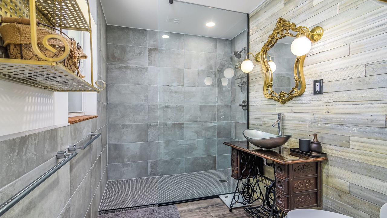 Photo of Bathroom in Cocoa Isles
