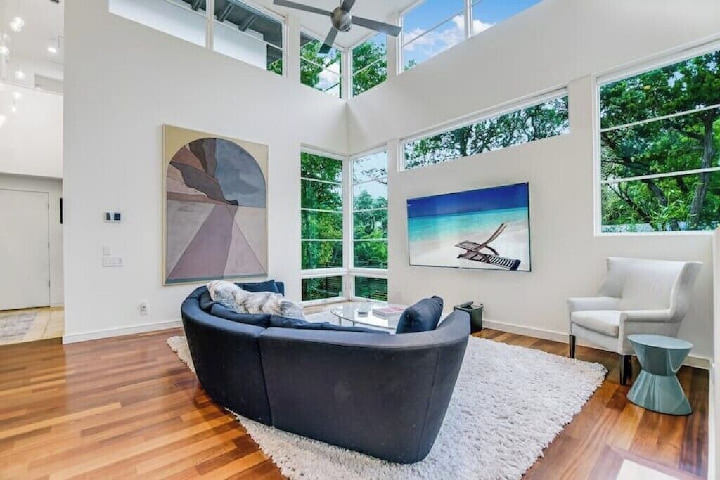 Photo of Livingroom in South River City
