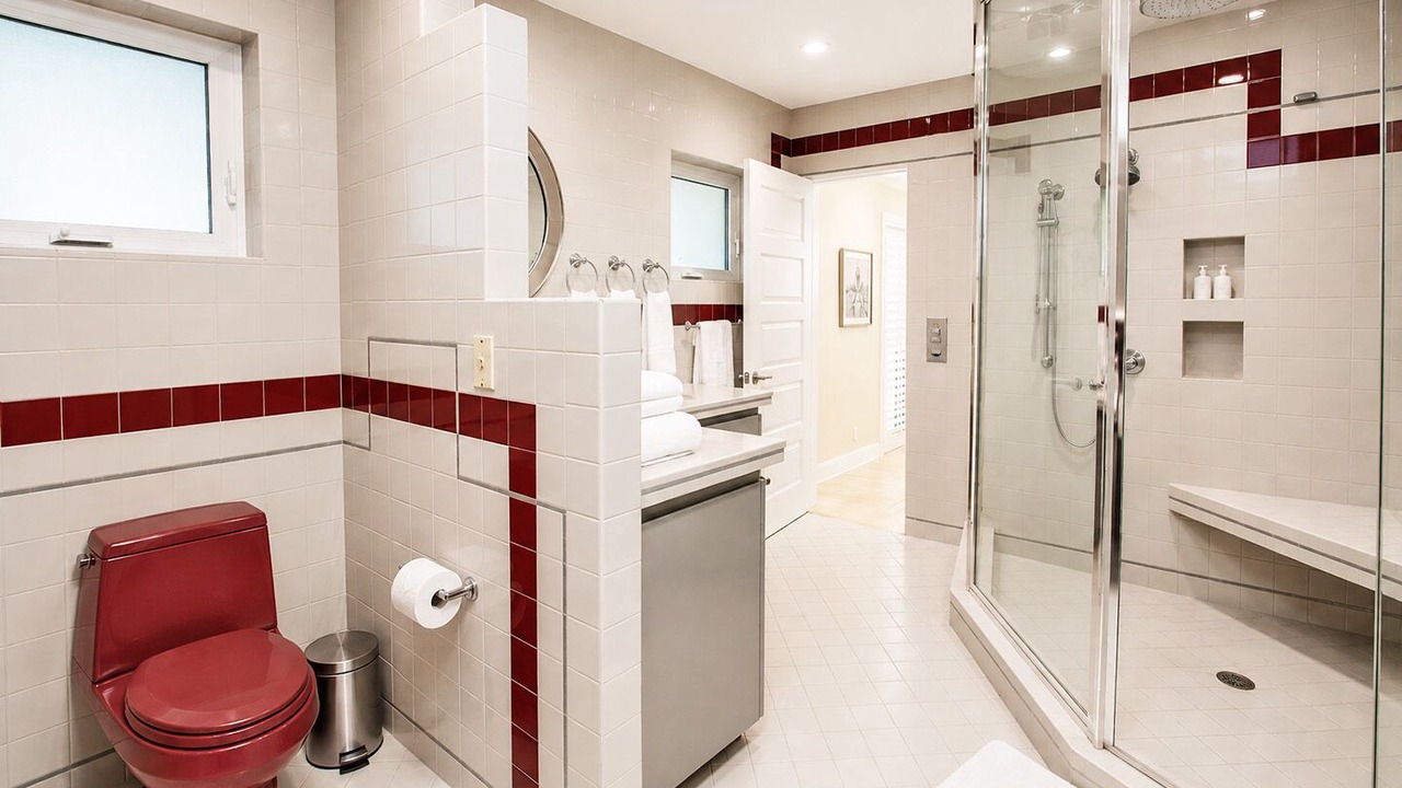 Photo of Bathroom in Hollywood Lakes