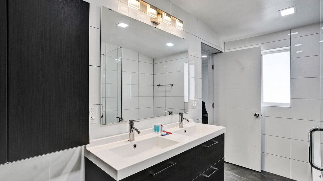 Photo of Bathroom in Hollywood Lakes