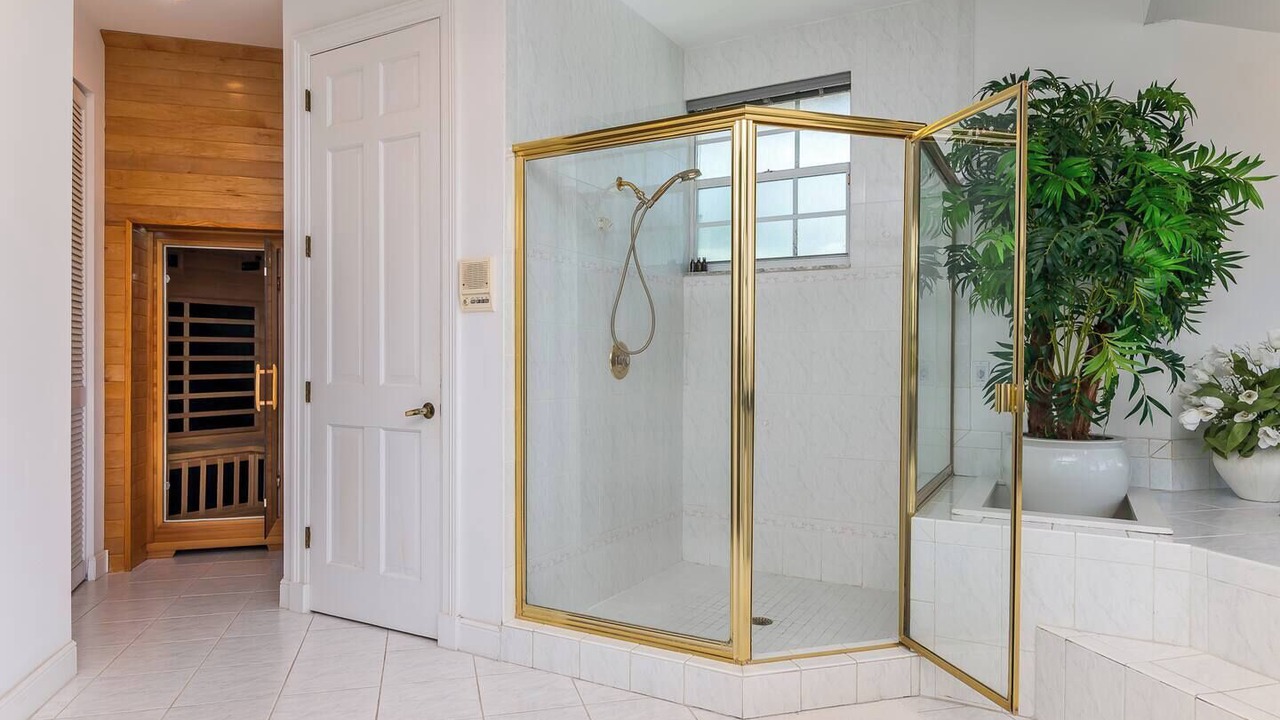 Photo of Bathroom in Galt Mile