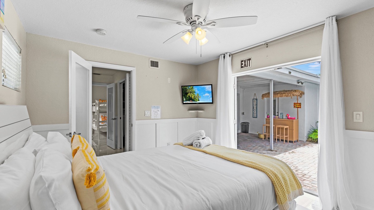 Photo of Bedroom in Hollywood Lakes